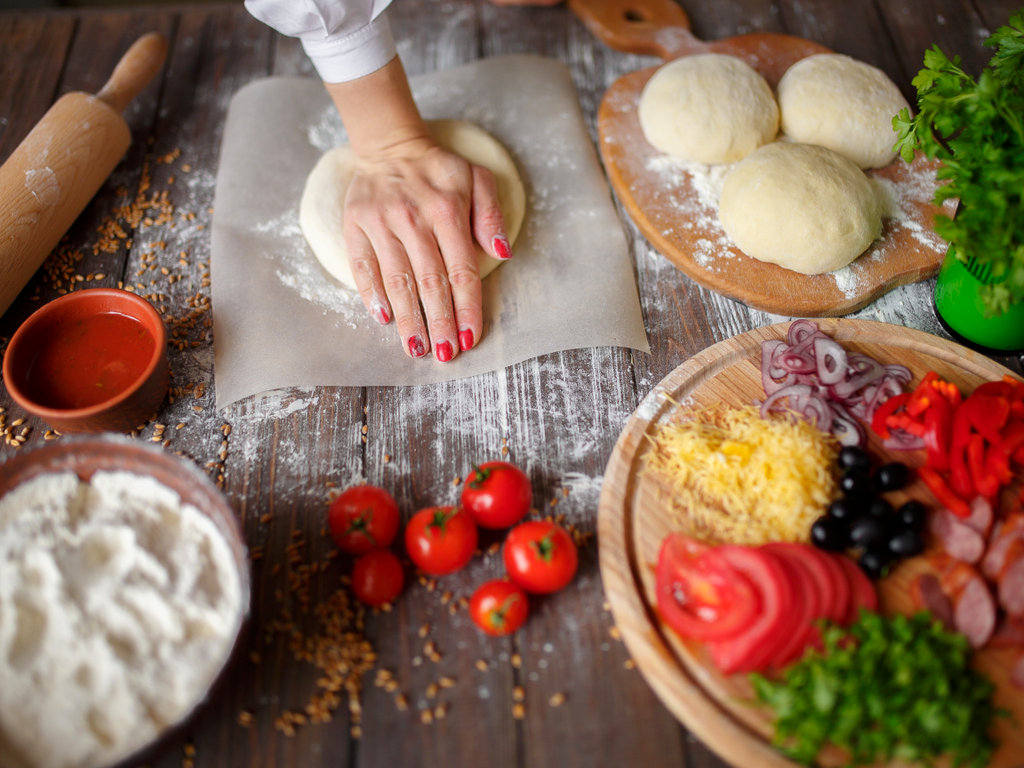 Σπιτική ζύμη για πίτσα – Η συνταγή που θα ξετρελάνει μικρούς και μεγάλους