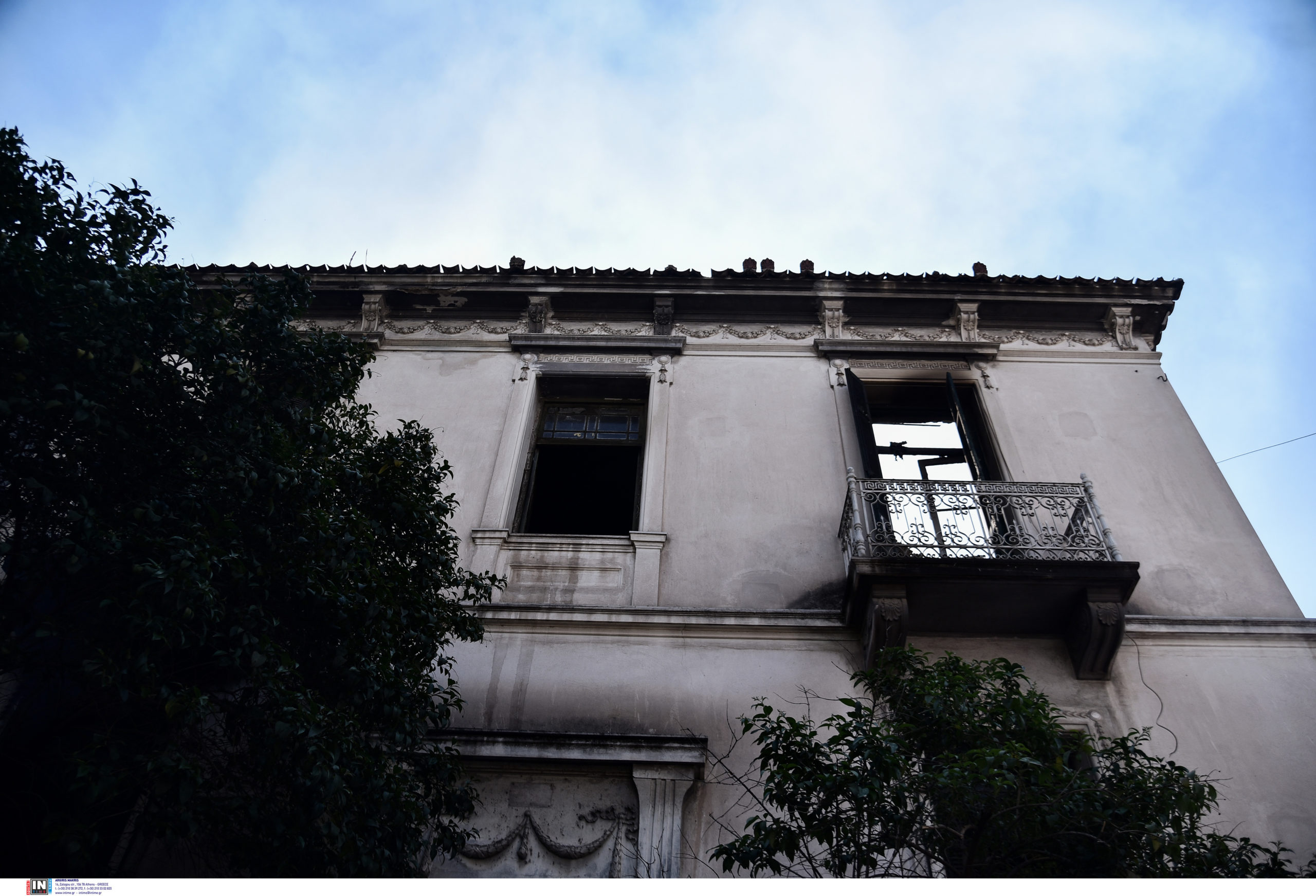 Φωτιά στην Αθήνα: Μεγάλη επιχείρηση για τον απεγκλωβισμό δύο ατόμων από την ταράτσα