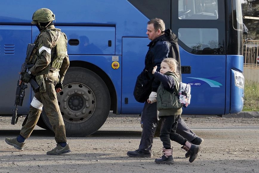 Πόλεμος στην Ουκρανία: Λεωφορεία που μετέφεραν αμάχους από Μαριούπολη-Αζοφστάλ έφτασαν στη Ζαπορίζια