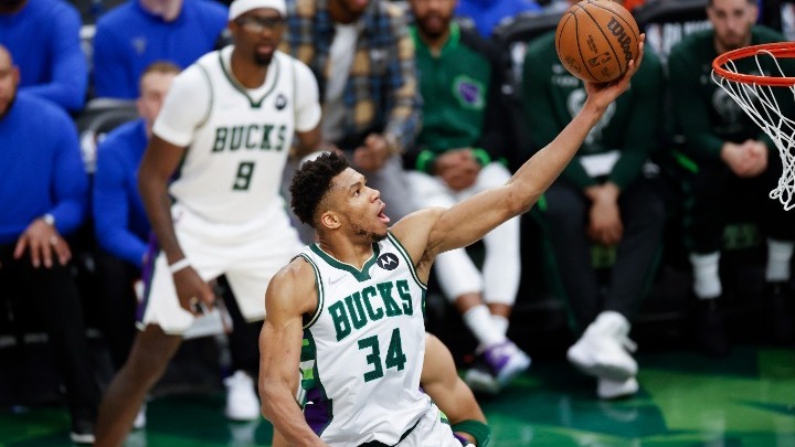 NBA: «Μυθικός» Γιάννης οδηγεί τους Μιλγουόκι Μπακς – ΒΙΝΤΕΟ