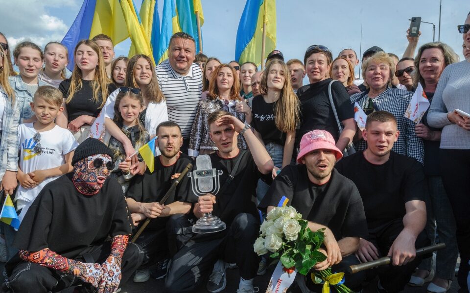 Eurovision: Με λουλούδια υποδέχτηκαν τους νικητές Kalush Orchestra στην Ουκρανία – ΦΩΤΟ – ΒΙΝΤΕΟ