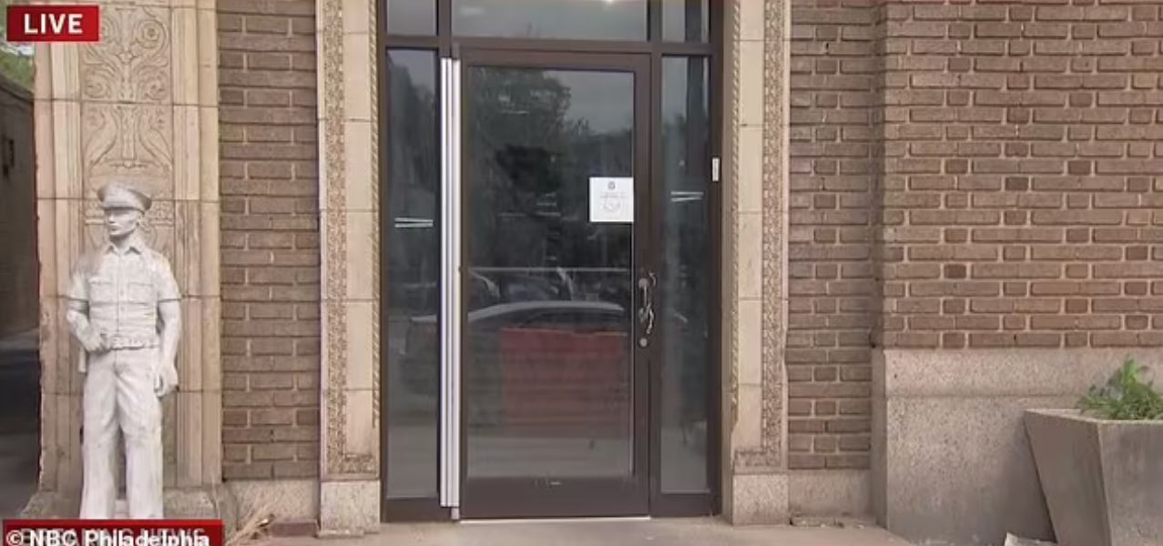 Συναγερμός στη Φιλαδέλφεια: 23χρονος εισέβαλε με κατσαβίδι στα γραφεία της Αστυνομίας και μαχαίρωσε έναν αστυνομικό