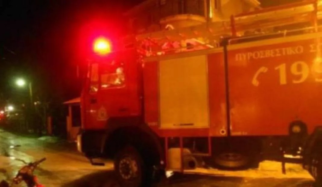 Σχηματάρι: Υπό έλεγχο η φωτιά στο εργοστάσιο παρασκευής πυροσβεστήρων
