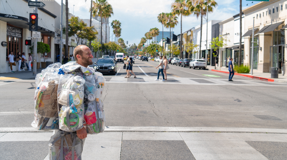 ΗΠΑ: Φορά σχεδόν 30 κιλά σκουπίδια για να ευαισθητοποιήσει κατά της υπερκατανάλωσης