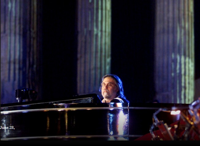 Βαγγέλης Παπαθανασίου: Τι γράφουν τα διεθνή ΜΜΕ για το θάνατό του – ΦΩΤΟ