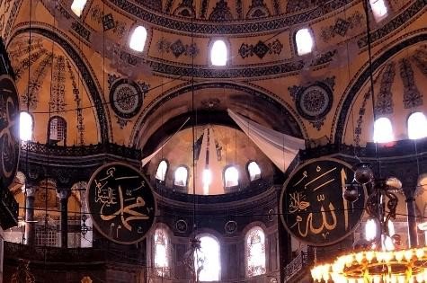 Σπασμένα γυαλιά παραθύρου, υποδήματα που τοποθετούνται μέσα σε ιστορικές πέτρες, ιστορική μυλόπετρα που χρησιμοποιείται ως κάλαθος αχρήστων, χαλιά και κουρτίνες που καλύπτουν τα μωσαϊκά, συνάντησαν στην Αγία Σοφία οι συντάκτες της ιστοσελίδας Bianet, σύμφωνα με τον ΑΝΤ1. Σε δημοσίευμα της ιστοσελίδας Bianet, γίνεται αναφορά στις μεγάλες ουρές επισκεπτών στην είσοδο της Αγίας Σοφίας, στους πωλητές στους εξωτερικούς χώρους που επιχειρούν να πωλήσουν την πραμάτεια τους σε υψηλότερες τιμές στους ξένους τουρίστες, στις μαντίλες που υποχρεούνται να φορέσουν οι γυναίκες προκειμένου να εισέλθουν στην Αγία Σοφία με τις αρχές ασφαλείας να προβαίνουν σε συστάσεις σε αυτές που το αμελούν. «Δεν υπάρχει πλέον αντίτιμο εισόδου στην Αγία Σοφία, όπου το εισιτήριο προτού μετατραπεί σε τζαμί ήταν 100 τουρκικές λίρες. Εξάλλου δεν υπάρχει και μουσείο να επισκεφθεί κάποιος. Ο επάνω όροφος του κτιρίου είναι κλειστός στους επισκέπτες. Όταν ρωτήσαμε το προσωπικό ασφαλείας αν μπορούμε να ανέβουμε στον επάνω όροφο, λάβαμε την απάντηση πως "χρειάζεται άδεια από το γραφείο του Έπαρχου"», γράφει η ιστοσελίδα. Σύμφωνα με το Bianet, «όταν κανείς εισέρχεται στην Αγία Σοφία, τον υποδέχεται αναρτημένο στον τοίχο αντίγραφο της Εφημερίδα της Κυβέρνησης με την προεδρική απόφαση μετατροπής της Αγίας Σοφίας από μουσείο σε τζαμί, κάτι που αποτέλεσε αντικείμενο συζήτησης για χρόνια στην κυβέρνηση», προσθέτοντας ότι «αν και φαντάζει παράλογο να βρίσκεται το έγγραφο αυτό στην είσοδο του κτιρίου, στην πραγματικότητα αποτελεί μια υπογεγραμμένη δήλωση της προσπάθειας που για χρόνια καταβλήθηκε». Αναφέρεται ακόμη ότι «δεκάδες παπουτσοθήκες υπάρχουν σε κάθε γωνιά, ενώ στην είσοδο υπάρχουν δύο διαφορετικά τμήματα το ‘τμήμα των ανδρών’ και το ‘τμήμα των γυναικών’. Στο γυναικείο τμήμα επικρατεί μια έντονη μυρωδιά. Ένα παχύ πράσινο χαλί σκεπάζει το πάτωμα στο σύνολο του. Υπάρχει μια περιοχή περιχαρακωμένη που αφήνει ακάλυπτο ένα μικρό τμήμα του πατώματος. Όταν ο κόσμος τραβά φωτογραφίες, ξαπλώνει στο πάτωμα προκειμένου να φωτογραφίσει το θόλο. Στους προστατευτικούς δε ιμάντες που ορίζουν την κλειστή περιοχή, οι επισκέπτες αφήνουν τα πανωφόρια τους. Στο τμήμα των γυναικών υπάρχει σπασμένο τζάμι παραθύρου, ένα μπαλόνι και παιδιά που τρέχουν στο χώρο. Έξω παρατηρεί κανείς τη ζημιά σε μια από τις πόρτες εισόδου». Τα μωσαϊκά έχουν καλυφθεί με κουρτίνες Σύμφωνα με το Bianet, «προσελκύει την προσοχή το μωσαϊκό ‘Η Παναγία με τον Χριστό’, που βρίσκεται στο κέντρο της Αγίας Σοφίας, στο σημείο που ονομάζεται αψίδα. Ένα άλλο ενδιαφέρον στοιχείο είναι πως τα χερουβείμ και σεραφείμ δεν είναι καλυμμένα, καθώς κατέχουν σημαντική θέση στο ισλάμ.Μέσα στη μυλόπετρα οθωμανικής περιόδου που χρονολογείται από το 1743, υπάρχουν πεταμένα χαρτομάντηλα και απορρίμματα. Προφανώς οι επισκέπτες δεν έχουν αντιληφθεί πως πρόκειται για ιστορική πέτρα που έχει για αιώνες διατηρηθεί». Οι συντάκτες του Bianet συνομιλούν με τουρίστες προκειμένου να ρωτήσουν για την αναισθησία των επισκεπτών έναντι του σημαντικού αυτού ιστορικού κτιρίου για το οποίο υπάρχουν εκκλήσεις για την προστασία του από ολόκληρο τον κόσμο. Δύο Πολωνοί παρατηρούν πως είναι αδύνατο κανείς να δει γυναίκες και πως τους φαντάζει περίεργο το γεγονός πως γυναίκες και άνδρες εισέρχονται από διαφορετικά τμήματα. Σύμφωνα με άλλο τουρίστα «δεν είχα επισκεφθεί το χώρο αυτό όταν ήταν μουσείο, επομένως το βλέπω μόνον τώρα. Η Αγία Σοφία αποτελούσε ιερό χώρο για τους χριστιανούς. Πρόκειται για έναν ενδιαφέροντα χώρο που φέρνει κοντά διαφορετικές κουλτούρες και είναι όμορφο κανείς να το παρατηρεί….».