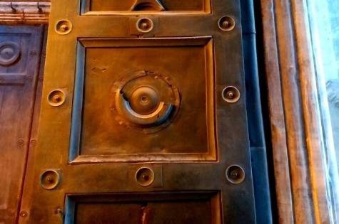 Σπασμένα γυαλιά παραθύρου, υποδήματα που τοποθετούνται μέσα σε ιστορικές πέτρες, ιστορική μυλόπετρα που χρησιμοποιείται ως κάλαθος αχρήστων, χαλιά και κουρτίνες που καλύπτουν τα μωσαϊκά, συνάντησαν στην Αγία Σοφία οι συντάκτες της ιστοσελίδας Bianet, σύμφωνα με τον ΑΝΤ1. Σε δημοσίευμα της ιστοσελίδας Bianet, γίνεται αναφορά στις μεγάλες ουρές επισκεπτών στην είσοδο της Αγίας Σοφίας, στους πωλητές στους εξωτερικούς χώρους που επιχειρούν να πωλήσουν την πραμάτεια τους σε υψηλότερες τιμές στους ξένους τουρίστες, στις μαντίλες που υποχρεούνται να φορέσουν οι γυναίκες προκειμένου να εισέλθουν στην Αγία Σοφία με τις αρχές ασφαλείας να προβαίνουν σε συστάσεις σε αυτές που το αμελούν. «Δεν υπάρχει πλέον αντίτιμο εισόδου στην Αγία Σοφία, όπου το εισιτήριο προτού μετατραπεί σε τζαμί ήταν 100 τουρκικές λίρες. Εξάλλου δεν υπάρχει και μουσείο να επισκεφθεί κάποιος. Ο επάνω όροφος του κτιρίου είναι κλειστός στους επισκέπτες. Όταν ρωτήσαμε το προσωπικό ασφαλείας αν μπορούμε να ανέβουμε στον επάνω όροφο, λάβαμε την απάντηση πως "χρειάζεται άδεια από το γραφείο του Έπαρχου"», γράφει η ιστοσελίδα. Σύμφωνα με το Bianet, «όταν κανείς εισέρχεται στην Αγία Σοφία, τον υποδέχεται αναρτημένο στον τοίχο αντίγραφο της Εφημερίδα της Κυβέρνησης με την προεδρική απόφαση μετατροπής της Αγίας Σοφίας από μουσείο σε τζαμί, κάτι που αποτέλεσε αντικείμενο συζήτησης για χρόνια στην κυβέρνηση», προσθέτοντας ότι «αν και φαντάζει παράλογο να βρίσκεται το έγγραφο αυτό στην είσοδο του κτιρίου, στην πραγματικότητα αποτελεί μια υπογεγραμμένη δήλωση της προσπάθειας που για χρόνια καταβλήθηκε». Αναφέρεται ακόμη ότι «δεκάδες παπουτσοθήκες υπάρχουν σε κάθε γωνιά, ενώ στην είσοδο υπάρχουν δύο διαφορετικά τμήματα το ‘τμήμα των ανδρών’ και το ‘τμήμα των γυναικών’. Στο γυναικείο τμήμα επικρατεί μια έντονη μυρωδιά. Ένα παχύ πράσινο χαλί σκεπάζει το πάτωμα στο σύνολο του. Υπάρχει μια περιοχή περιχαρακωμένη που αφήνει ακάλυπτο ένα μικρό τμήμα του πατώματος. Όταν ο κόσμος τραβά φωτογραφίες, ξαπλώνει στο πάτωμα προκειμένου να φωτογραφίσει το θόλο. Στους προστατευτικούς δε ιμάντες που ορίζουν την κλειστή περιοχή, οι επισκέπτες αφήνουν τα πανωφόρια τους. Στο τμήμα των γυναικών υπάρχει σπασμένο τζάμι παραθύρου, ένα μπαλόνι και παιδιά που τρέχουν στο χώρο. Έξω παρατηρεί κανείς τη ζημιά σε μια από τις πόρτες εισόδου». Τα μωσαϊκά έχουν καλυφθεί με κουρτίνες Σύμφωνα με το Bianet, «προσελκύει την προσοχή το μωσαϊκό ‘Η Παναγία με τον Χριστό’, που βρίσκεται στο κέντρο της Αγίας Σοφίας, στο σημείο που ονομάζεται αψίδα. Ένα άλλο ενδιαφέρον στοιχείο είναι πως τα χερουβείμ και σεραφείμ δεν είναι καλυμμένα, καθώς κατέχουν σημαντική θέση στο ισλάμ.Μέσα στη μυλόπετρα οθωμανικής περιόδου που χρονολογείται από το 1743, υπάρχουν πεταμένα χαρτομάντηλα και απορρίμματα. Προφανώς οι επισκέπτες δεν έχουν αντιληφθεί πως πρόκειται για ιστορική πέτρα που έχει για αιώνες διατηρηθεί». Οι συντάκτες του Bianet συνομιλούν με τουρίστες προκειμένου να ρωτήσουν για την αναισθησία των επισκεπτών έναντι του σημαντικού αυτού ιστορικού κτιρίου για το οποίο υπάρχουν εκκλήσεις για την προστασία του από ολόκληρο τον κόσμο. Δύο Πολωνοί παρατηρούν πως είναι αδύνατο κανείς να δει γυναίκες και πως τους φαντάζει περίεργο το γεγονός πως γυναίκες και άνδρες εισέρχονται από διαφορετικά τμήματα. Σύμφωνα με άλλο τουρίστα «δεν είχα επισκεφθεί το χώρο αυτό όταν ήταν μουσείο, επομένως το βλέπω μόνον τώρα. Η Αγία Σοφία αποτελούσε ιερό χώρο για τους χριστιανούς. Πρόκειται για έναν ενδιαφέροντα χώρο που φέρνει κοντά διαφορετικές κουλτούρες και είναι όμορφο κανείς να το παρατηρεί….».