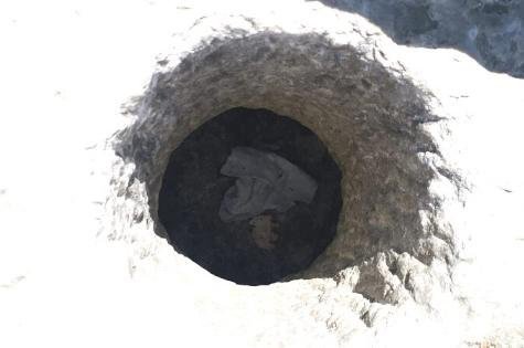 Σπασμένα γυαλιά παραθύρου, υποδήματα που τοποθετούνται μέσα σε ιστορικές πέτρες, ιστορική μυλόπετρα που χρησιμοποιείται ως κάλαθος αχρήστων, χαλιά και κουρτίνες που καλύπτουν τα μωσαϊκά, συνάντησαν στην Αγία Σοφία οι συντάκτες της ιστοσελίδας Bianet, σύμφωνα με τον ΑΝΤ1. Σε δημοσίευμα της ιστοσελίδας Bianet, γίνεται αναφορά στις μεγάλες ουρές επισκεπτών στην είσοδο της Αγίας Σοφίας, στους πωλητές στους εξωτερικούς χώρους που επιχειρούν να πωλήσουν την πραμάτεια τους σε υψηλότερες τιμές στους ξένους τουρίστες, στις μαντίλες που υποχρεούνται να φορέσουν οι γυναίκες προκειμένου να εισέλθουν στην Αγία Σοφία με τις αρχές ασφαλείας να προβαίνουν σε συστάσεις σε αυτές που το αμελούν. «Δεν υπάρχει πλέον αντίτιμο εισόδου στην Αγία Σοφία, όπου το εισιτήριο προτού μετατραπεί σε τζαμί ήταν 100 τουρκικές λίρες. Εξάλλου δεν υπάρχει και μουσείο να επισκεφθεί κάποιος. Ο επάνω όροφος του κτιρίου είναι κλειστός στους επισκέπτες. Όταν ρωτήσαμε το προσωπικό ασφαλείας αν μπορούμε να ανέβουμε στον επάνω όροφο, λάβαμε την απάντηση πως "χρειάζεται άδεια από το γραφείο του Έπαρχου"», γράφει η ιστοσελίδα. Σύμφωνα με το Bianet, «όταν κανείς εισέρχεται στην Αγία Σοφία, τον υποδέχεται αναρτημένο στον τοίχο αντίγραφο της Εφημερίδα της Κυβέρνησης με την προεδρική απόφαση μετατροπής της Αγίας Σοφίας από μουσείο σε τζαμί, κάτι που αποτέλεσε αντικείμενο συζήτησης για χρόνια στην κυβέρνηση», προσθέτοντας ότι «αν και φαντάζει παράλογο να βρίσκεται το έγγραφο αυτό στην είσοδο του κτιρίου, στην πραγματικότητα αποτελεί μια υπογεγραμμένη δήλωση της προσπάθειας που για χρόνια καταβλήθηκε». Αναφέρεται ακόμη ότι «δεκάδες παπουτσοθήκες υπάρχουν σε κάθε γωνιά, ενώ στην είσοδο υπάρχουν δύο διαφορετικά τμήματα το ‘τμήμα των ανδρών’ και το ‘τμήμα των γυναικών’. Στο γυναικείο τμήμα επικρατεί μια έντονη μυρωδιά. Ένα παχύ πράσινο χαλί σκεπάζει το πάτωμα στο σύνολο του. Υπάρχει μια περιοχή περιχαρακωμένη που αφήνει ακάλυπτο ένα μικρό τμήμα του πατώματος. Όταν ο κόσμος τραβά φωτογραφίες, ξαπλώνει στο πάτωμα προκειμένου να φωτογραφίσει το θόλο. Στους προστατευτικούς δε ιμάντες που ορίζουν την κλειστή περιοχή, οι επισκέπτες αφήνουν τα πανωφόρια τους. Στο τμήμα των γυναικών υπάρχει σπασμένο τζάμι παραθύρου, ένα μπαλόνι και παιδιά που τρέχουν στο χώρο. Έξω παρατηρεί κανείς τη ζημιά σε μια από τις πόρτες εισόδου». Τα μωσαϊκά έχουν καλυφθεί με κουρτίνες Σύμφωνα με το Bianet, «προσελκύει την προσοχή το μωσαϊκό ‘Η Παναγία με τον Χριστό’, που βρίσκεται στο κέντρο της Αγίας Σοφίας, στο σημείο που ονομάζεται αψίδα. Ένα άλλο ενδιαφέρον στοιχείο είναι πως τα χερουβείμ και σεραφείμ δεν είναι καλυμμένα, καθώς κατέχουν σημαντική θέση στο ισλάμ.Μέσα στη μυλόπετρα οθωμανικής περιόδου που χρονολογείται από το 1743, υπάρχουν πεταμένα χαρτομάντηλα και απορρίμματα. Προφανώς οι επισκέπτες δεν έχουν αντιληφθεί πως πρόκειται για ιστορική πέτρα που έχει για αιώνες διατηρηθεί». Οι συντάκτες του Bianet συνομιλούν με τουρίστες προκειμένου να ρωτήσουν για την αναισθησία των επισκεπτών έναντι του σημαντικού αυτού ιστορικού κτιρίου για το οποίο υπάρχουν εκκλήσεις για την προστασία του από ολόκληρο τον κόσμο. Δύο Πολωνοί παρατηρούν πως είναι αδύνατο κανείς να δει γυναίκες και πως τους φαντάζει περίεργο το γεγονός πως γυναίκες και άνδρες εισέρχονται από διαφορετικά τμήματα. Σύμφωνα με άλλο τουρίστα «δεν είχα επισκεφθεί το χώρο αυτό όταν ήταν μουσείο, επομένως το βλέπω μόνον τώρα. Η Αγία Σοφία αποτελούσε ιερό χώρο για τους χριστιανούς. Πρόκειται για έναν ενδιαφέροντα χώρο που φέρνει κοντά διαφορετικές κουλτούρες και είναι όμορφο κανείς να το παρατηρεί….».