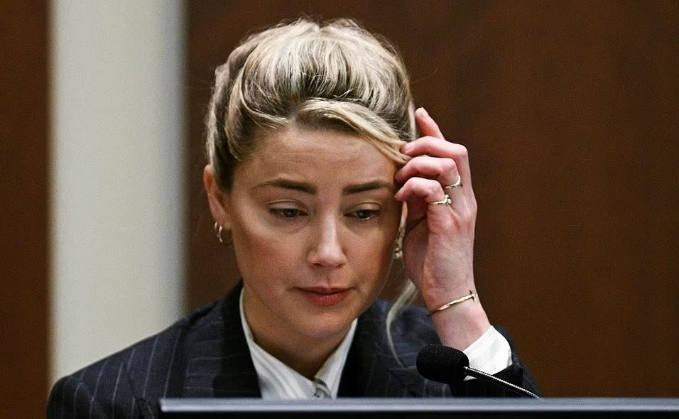 Άμπερ Χερντ: Viral στο twitter η επεισοδιακή έξοδός της από τη δικαστική αίθουσα