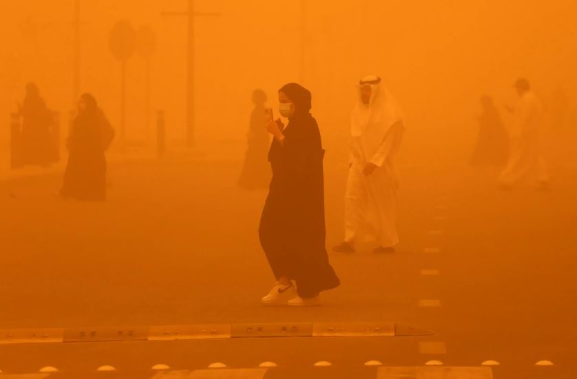 Αμμοθύελλα έπληξε Ιράκ, Κουβέιτ και Σ. Αραβία – Έκλεισαν αεροδρόμια και δημόσιες υπηρεσίες