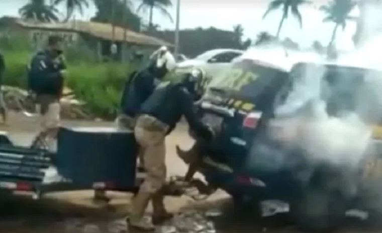 “Βράζει” η Βραζιλία από περιστατικά αστυνομικής βίας – Έκλεισαν άνδρα σε πορτ-μπαγκάζ περιπολικού μαζί με ένα καπνογόνο