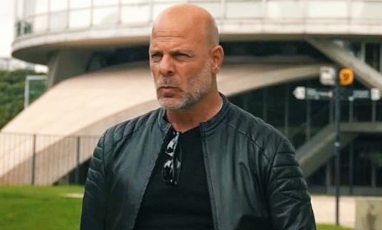 Bruce Willis: Παίζει μπάσκετ μετά τη διάγνωση ότι πάσχει από αφασία