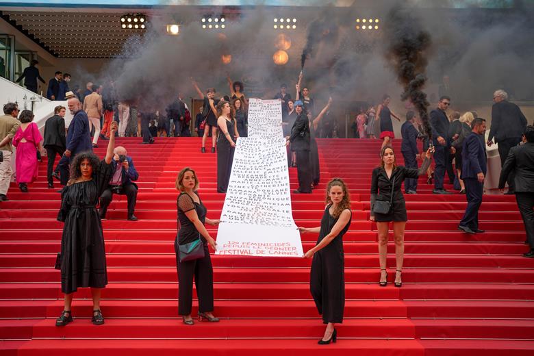 Φεστιβάλ Καννών: Ακτιβίστριες ύψωσαν πανό με τα ονόματα των γυναικών που δολοφονήθηκαν στη Γαλλία το 2021