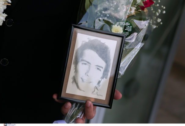 Δάκης Κηδεία