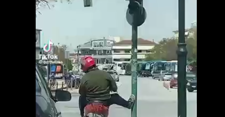 Λαρισαίος ντελιβεράς γίνεται viral – Το ΒΙΝΤΕΟ στο TikTok