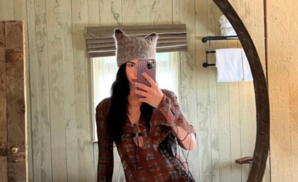 Dua Lipa: Επαναφέρει τις γκέτες με μια εμφάνιση εμπνευσμένη από τη ζωή στη φάρμα