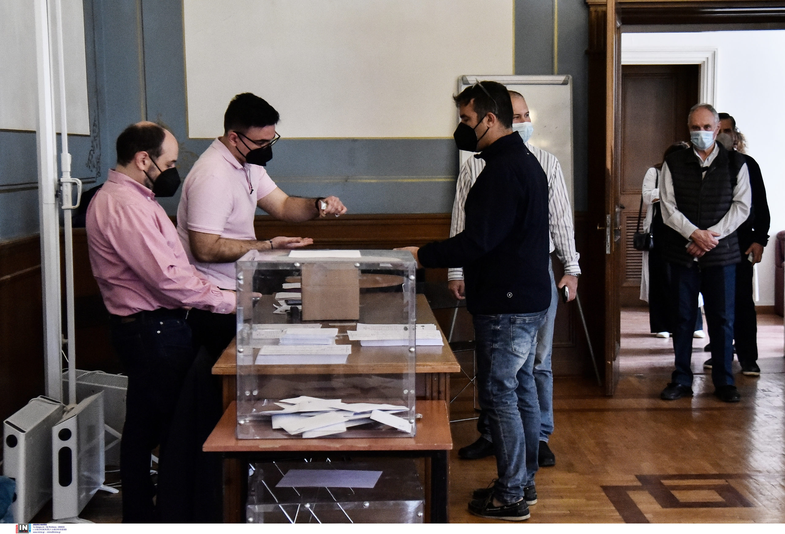 Εκλογές στο ΚΙΝΑΛ: Μεγάλη η προσέλευση στις κάλπες