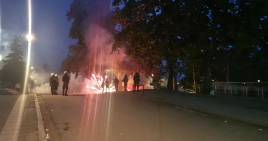 Θεσσαλονίκη: Τρεις συλλήψεις για τα επεισόδια μετά το τέλος της πορείας – Τραυματίστηκε ένας αστυνομικός