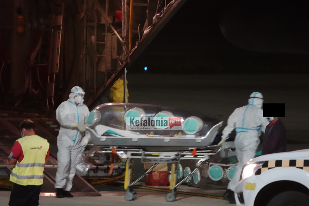 Ευλογιά των πιθήκων: Καρέ-καρέ η μεταφορά του ύποπτου κρούσματος από την Κεφαλονιά στο “Αττικόν”