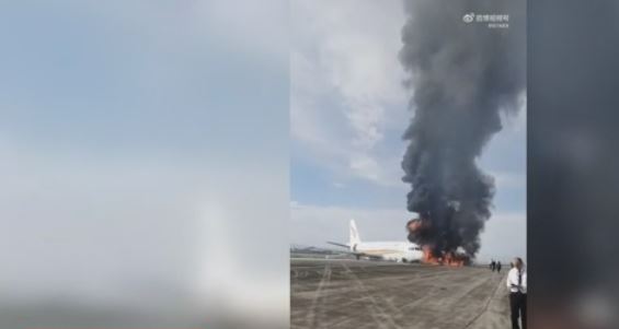 Φωτιά σε αεροπλάνο με 113 επιβάτες στην Κίνα – Τυλίχθηκε στις φλόγες την ώρα της απογείωσης