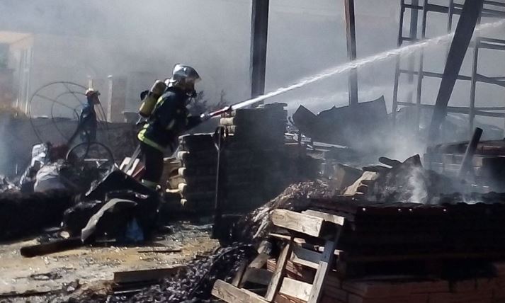 Φωτιά σε εγκαταλελειμμένο κτίσμα στη Θεσσαλονίκη – Συναγερμός στην Πυροσβεστική