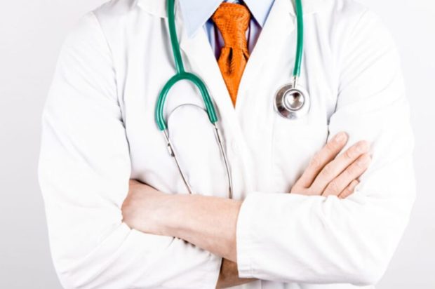 γιατρός λειτουργούσε χωρίς άδεια