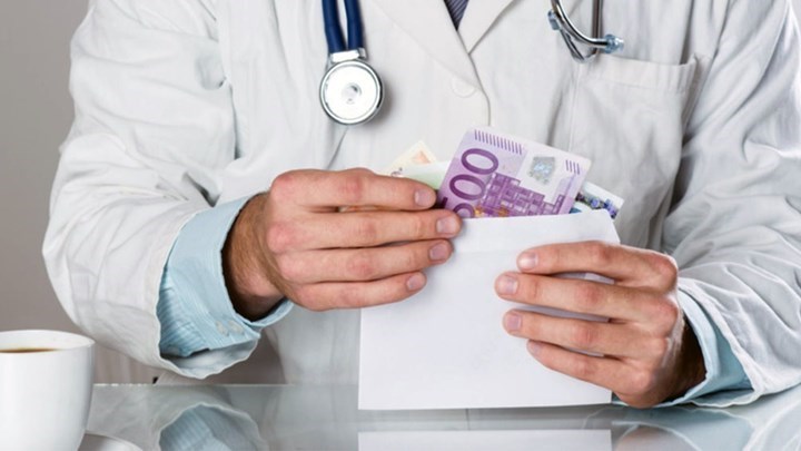 Γιατρός συνελήφθη για φακελάκι 1.000 ευρώ