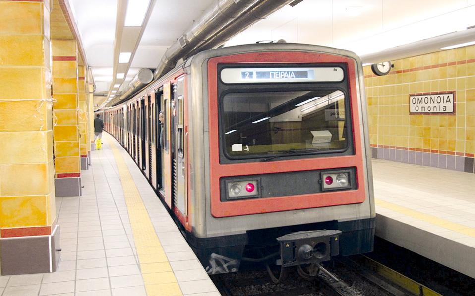 Τυφλή επίθεση με πέτρες στον ΗΣΑΠ: “Είναι πρησμένο όλο μου το κεφάλι” λέει η γυναίκα που τραυματίστηκε