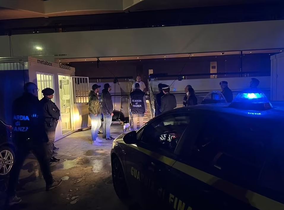 Βλαντίμιρ Πούτιν: Η στιγμή που η ιταλική αστυνομία κάνει έφοδο στη “Σεχραζάτ” – ΒΙΝΤΕΟ