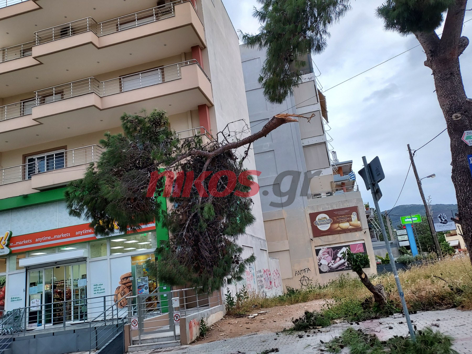 Κακοκαιρία: Αγωνία για τον αγνοούμενο στην Εύβοια – Πλημμύρες, πτώσεις δέντρων και απεγκλωβισμοί στην Αττική