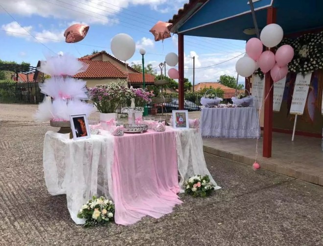 Ράγισαν καρδιές στην κηδεία της 3χρονης Κατερίνας – Με λευκά λουλούδια και ροζ μπαλόνια το τελευταίο αντίο