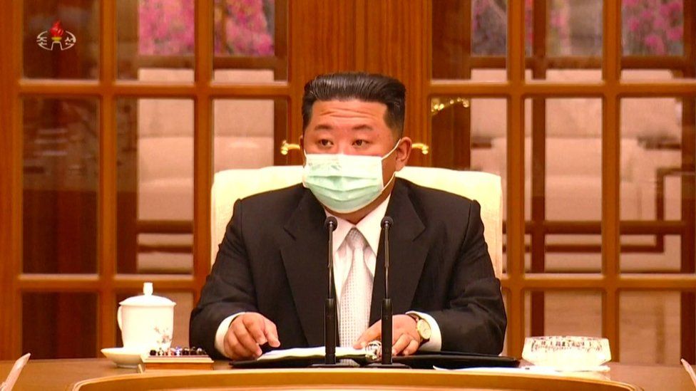 Κιμ Γιονγκ Ουν: Για πρώτη φορά με μάσκα μετά το ξέσπασμα Covid-19 στη Β. Κορέα