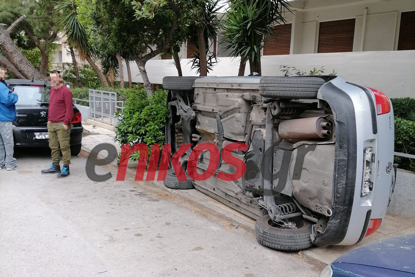 Παλαιό Φάληρο: Να ξυπνάς και να βρίσκεις το αυτοκίνητό σου… “τούμπα” – ΦΩΤΟ αναγνώστη