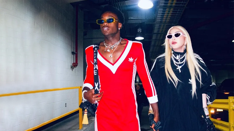 Μαντόνα: Ο 16χρονος γιος της με κόκκινο μάξι φόρεμα!