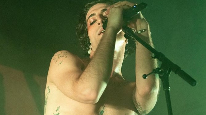 Eurovision: Με πατερίτσα πριν από τον τελικό ο Damiano David των Maneskin – ΦΩΤΟ