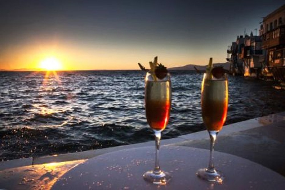 Μύκονος: Έπαθε σοκ μόλις είδε τον λογαριασμό – Πόσο πλήρωσε για δύο κοκτέιλ και ένα πιάτο καβουροπόδαρα