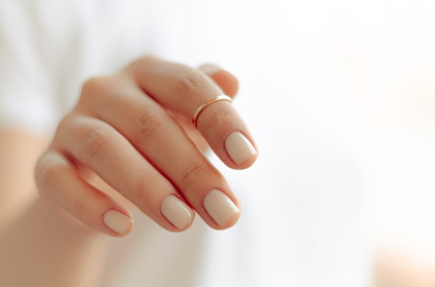 Κάνετε ημιμόνιμο μανικιούρ; Αυτό είναι το προϊόν που χρειάζεστε