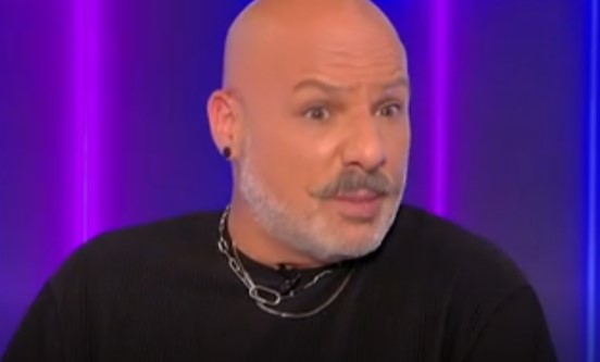 Νίκος Μουτσινάς: «Η τηλεόραση έχει πολλά ψυχολογικά»