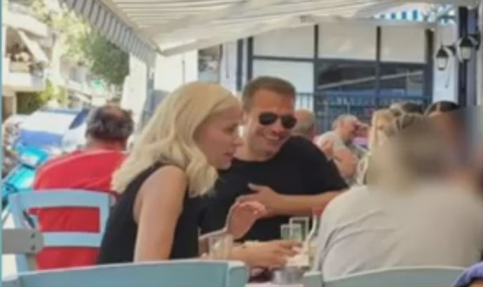Ο Ντέμης Νικολαΐδης με νέα ξανθιά συνοδό – Τρυφερά φιλιά σε ταβέρνα στο Πέραμα