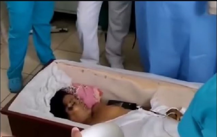 Σοκ στο Περού: Η πεθαμένη… ζωντάνεψε και άρχισε να χτυπά το φέρετρο