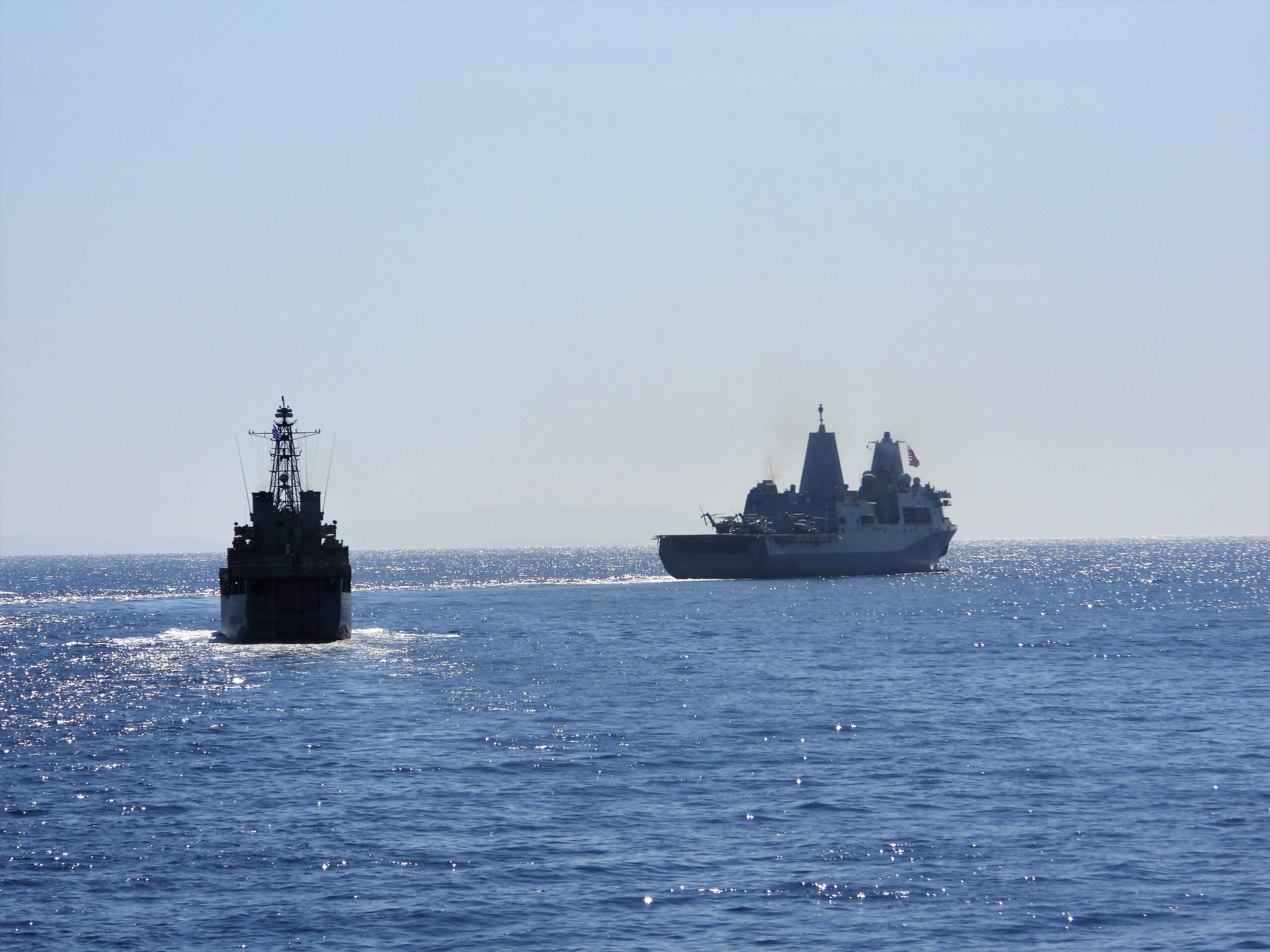 Η φρεγάτα ΣΑΛΑΜΙΣ με το USS ARLINGTON στο Αιγαίο – ΒΙΝΤΕΟ