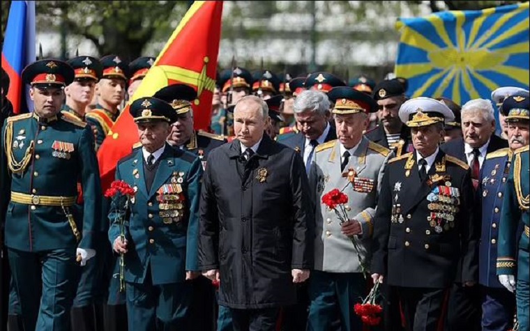 Βλαντίμιρ Πούτιν: Κουτσαίνοντας στην παρέλαση της Ημέρας της Νίκης – Φήμες για εγκυμοσύνη της Αλίνα Καμπάεβα