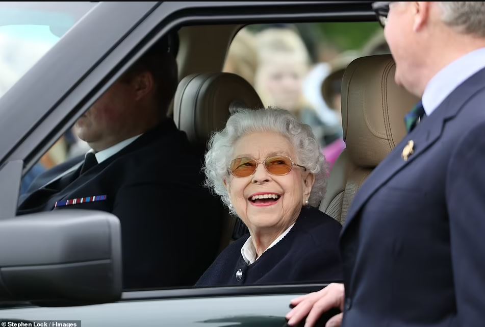 Βασίλισσα Ελισάβετ: Επέστρεψε το χαμόγελο στα χείλη της – Η εμφάνισή της σε ιππικό σόου