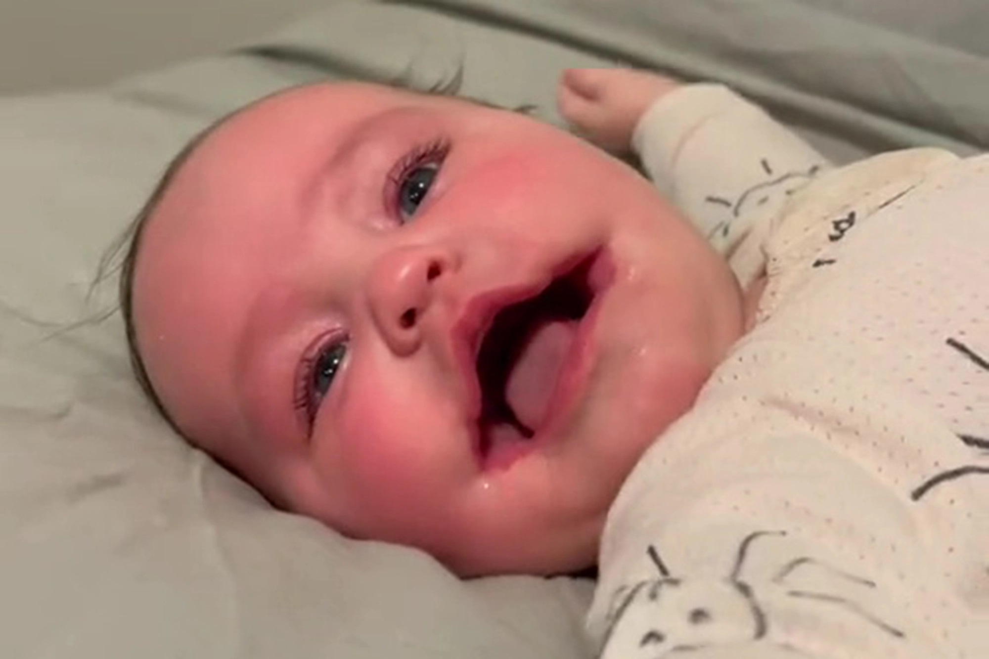 Viral στο TikTok το μωρό με το “μόνιμο χαμόγελο” στο πρόσωπο