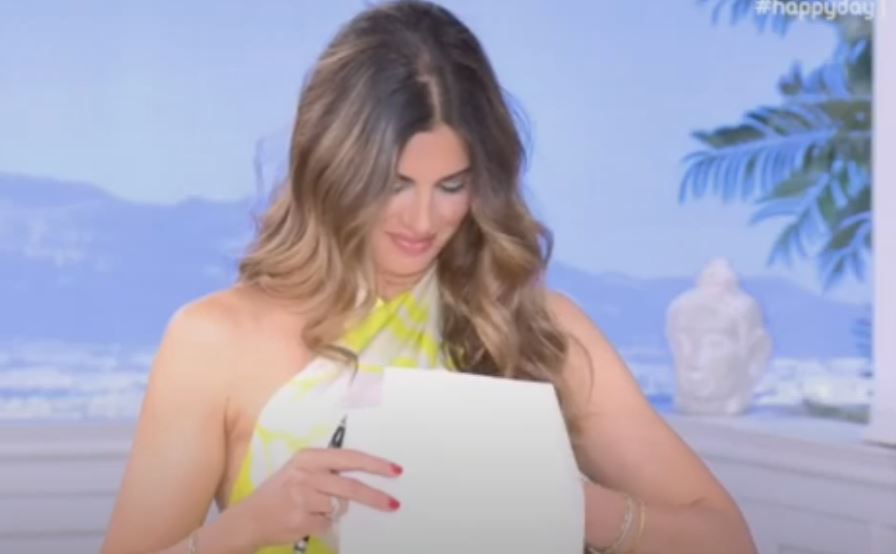 Αποκαλυπτικό ατύχημα για την Σταματίνα Τσιμτσιλή – Ξηλώθηκε το φόρεμά της στον αέρα του Happy Day