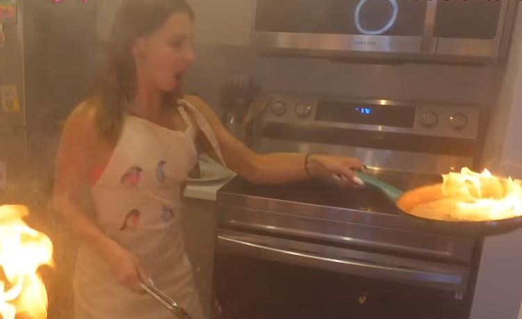Streamer παραλίγο να βάλει φωτιά στο σπίτι της ενώ μαγείρευε- ΒΙΝΤΕΟ