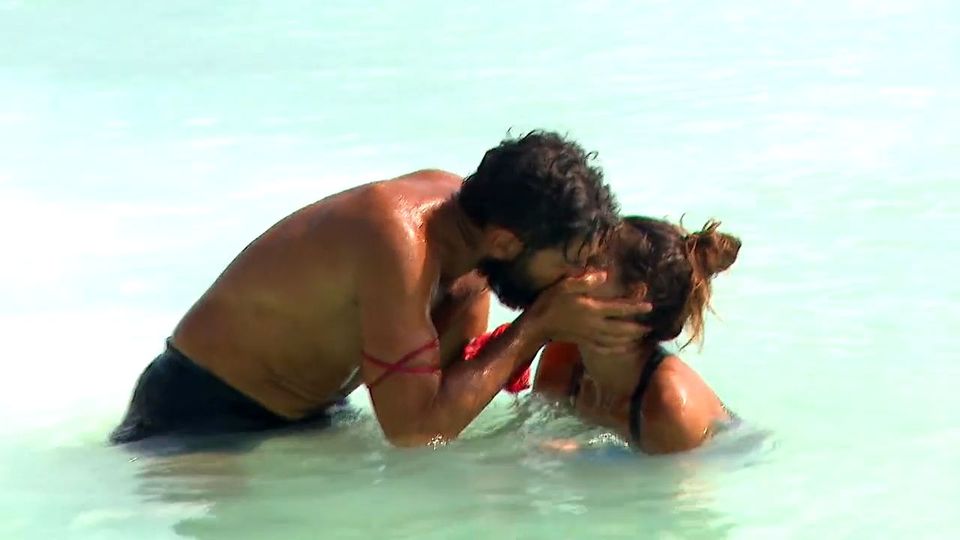 Survivor: Βρισηίδα και Σπύρος ζουν τον απόλυτο έρωτα – Τα καυτά φιλιά τους στη θάλασσα – ΒΙΝΤΕΟ