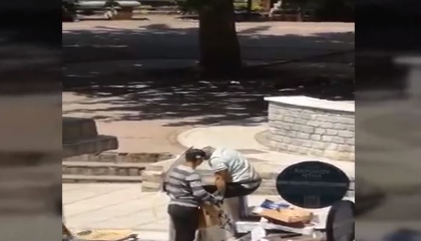 Θεσσαλονίκη: Άνδρας μπήκε σε υπόγειο κάδο για να κλέψει και μετά πλύθηκε σε σιντριβάνι – BINTEO