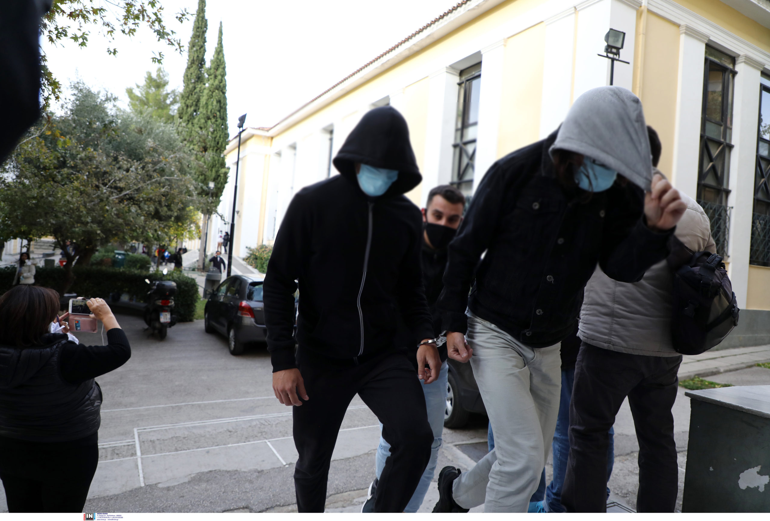 Συνελήφθη γνωστός ράπερ στα διόδια της Θήβας