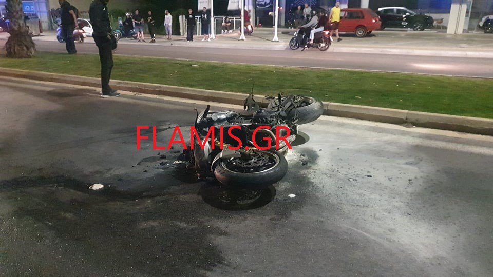 Σοβαρό τροχαίο στην Πάτρα: Μηχανή καρφώθηκε σε ΙΧ και τυλίχθηκε στις φλόγες – ΦΩΤΟ